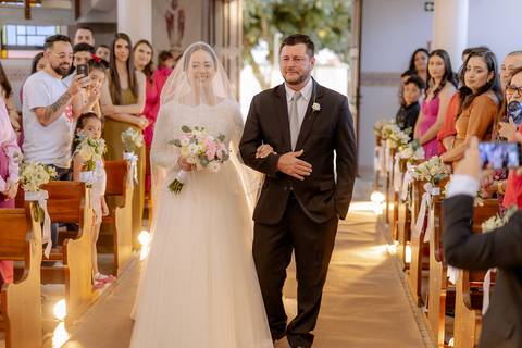 entrada da noiva em casamento na igreja'