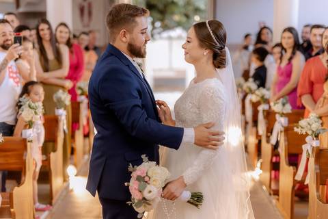 Noivos se encontrando na igreja'