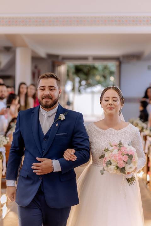 noiva emocionada em casamento na igreja '