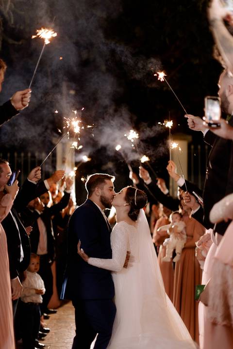 saída dos noivos com sparkles'