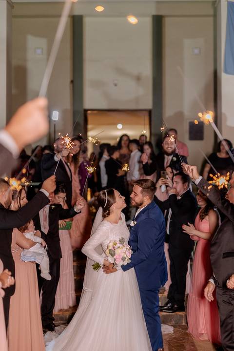 saída dos noivos com sparkles'