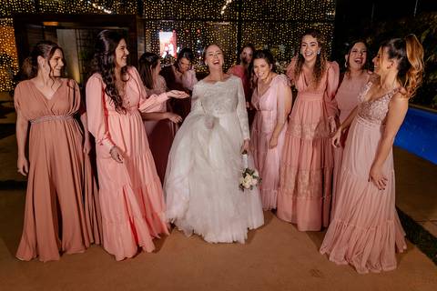 Inspiração de foto com as madrinhas em rosa'