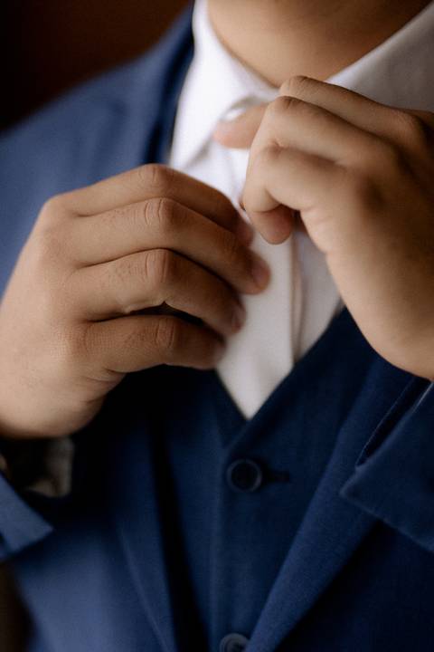 noivo se arrumando para o grande dia'