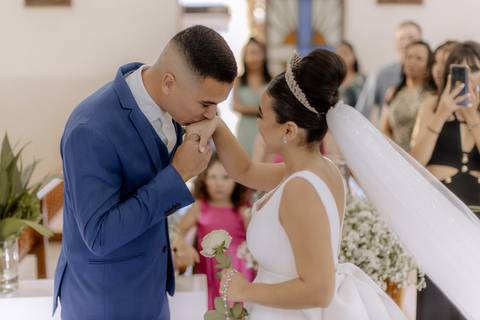 Noivos se encontrando na igreja'