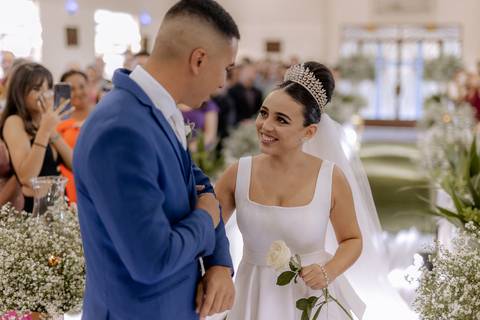 Noivos se encontrando na igreja'