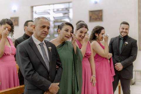 convidados emocionados em casamento na igreja '