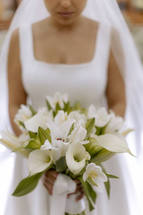buque da noiva com flores brancas'
