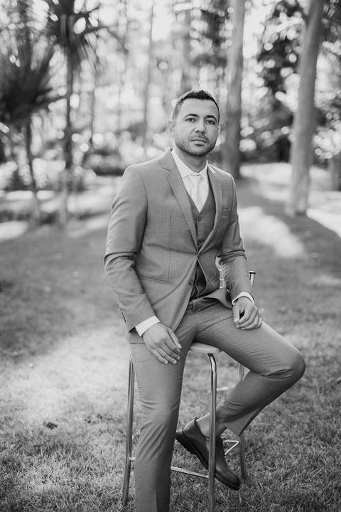 noivo se arrumando para o grande dia'