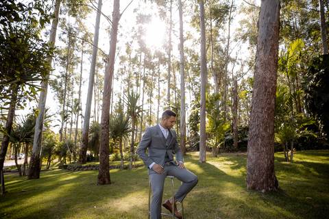 noivo se arrumando para o grande dia'