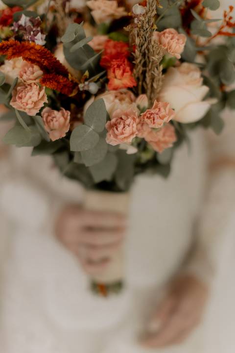 buque da noiva com flores rosas '