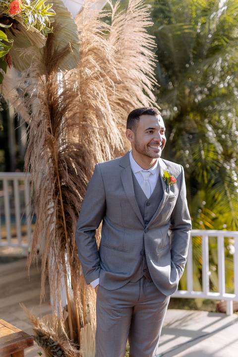 noivo a espera da sua noiva no altar '