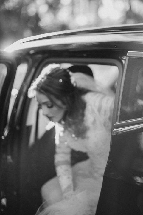noiva descendo do carro para casamento ao ar livre '