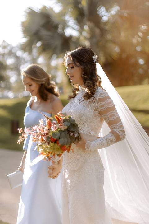 entrada da noiva em casamento na igreja'