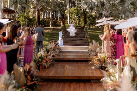 entrada da noiva em casamento na igreja'