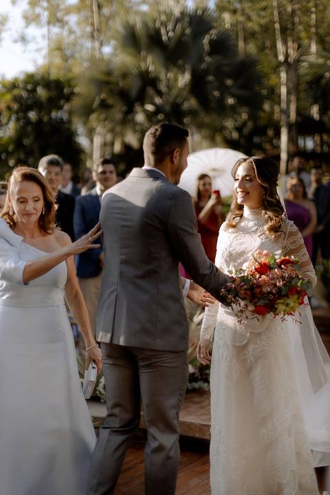 Noivos se encontrando na igreja'