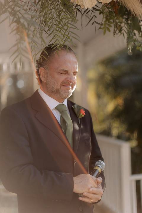 convidados emocionados em casamento ao ar livre'