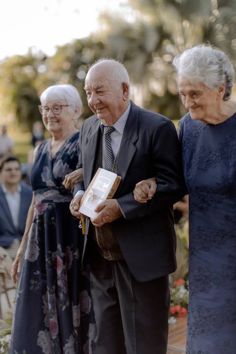 entrada dos avós com a bíblia em casamento de dia ao ar livre '