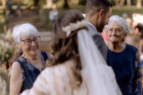 entrada dos avós com a bíblia em casamento de dia ao ar livre '