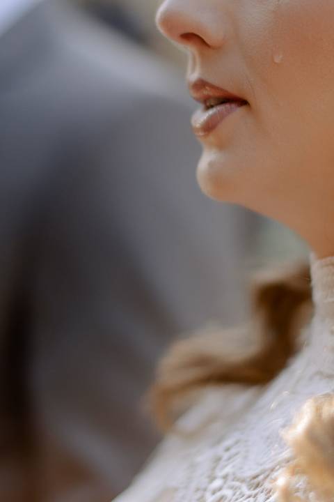 noiva emocionada em casamento '