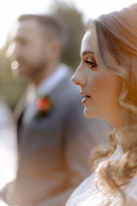 noiva emocionada em casamento '