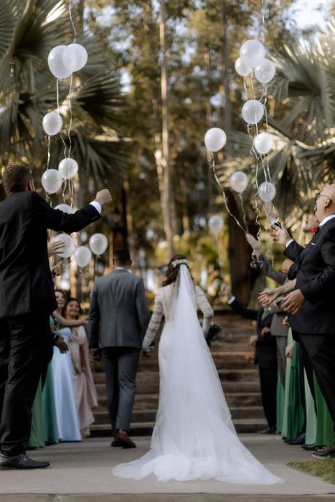 saída dos noivos com balões ao ar livre '
