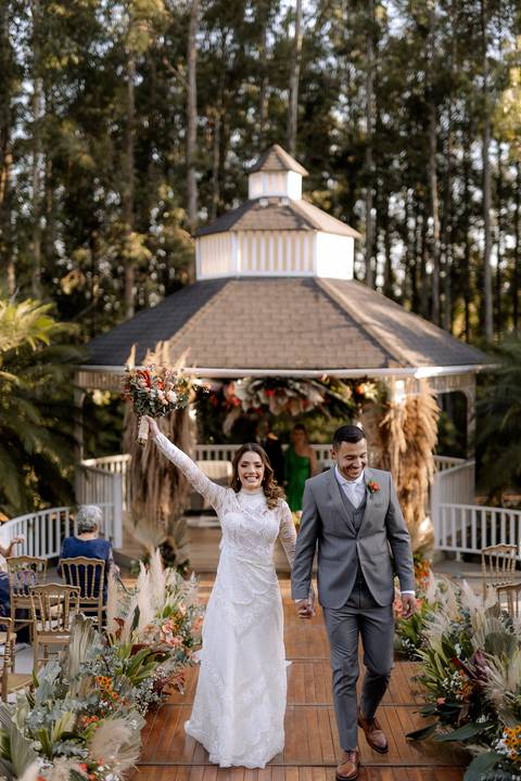 saída dos noivos com balões ao ar livre '