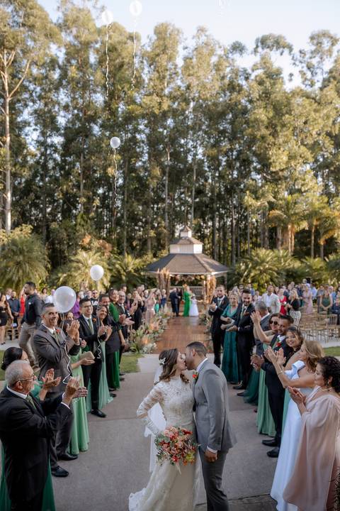 saída dos noivos com balões ao ar livre '