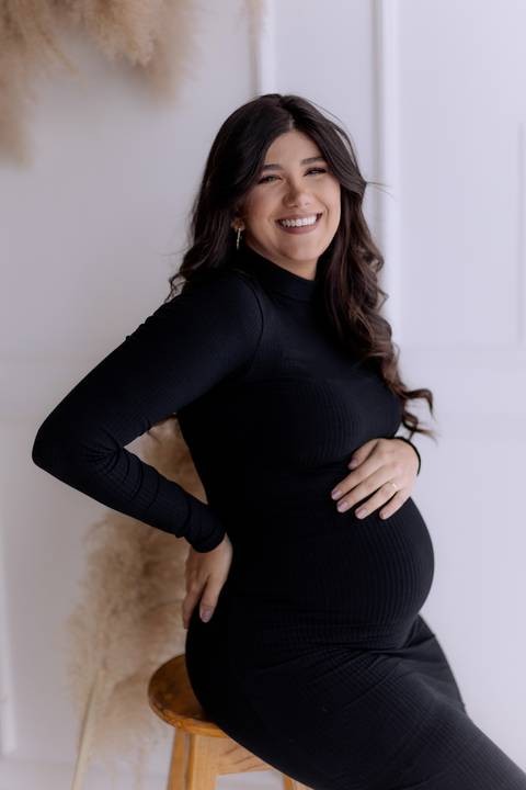Inspiração de look all black para ensaio de gestante no estudio '