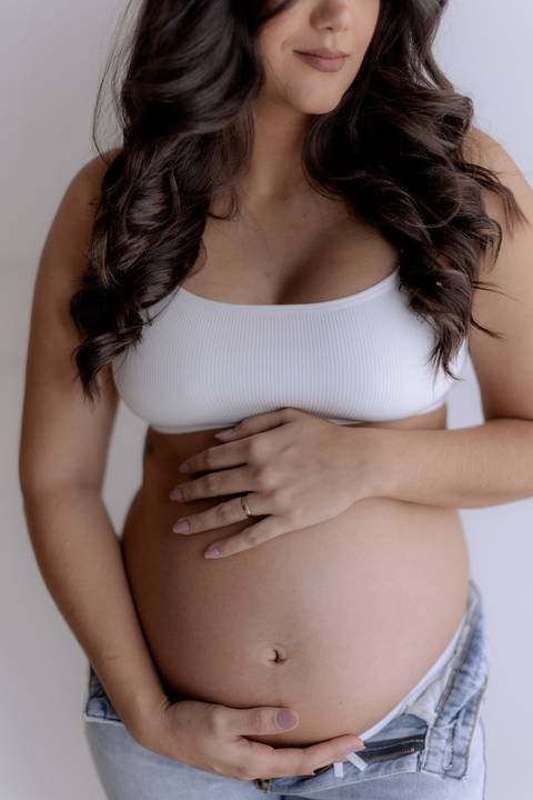 Gestante linda em ensaio no estúdio em Cianorte'