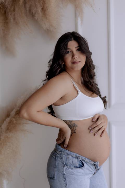 Gestante linda em ensaio no estúdio em Cianorte'