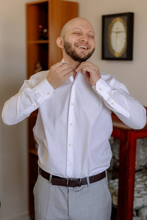 noivo se arrumando para o grande dia'