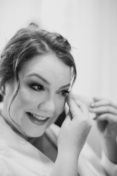 Noiva emocionada em seu making of'