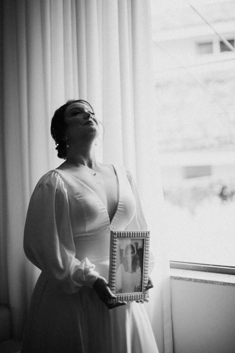 Noiva emocionada em seu making of'