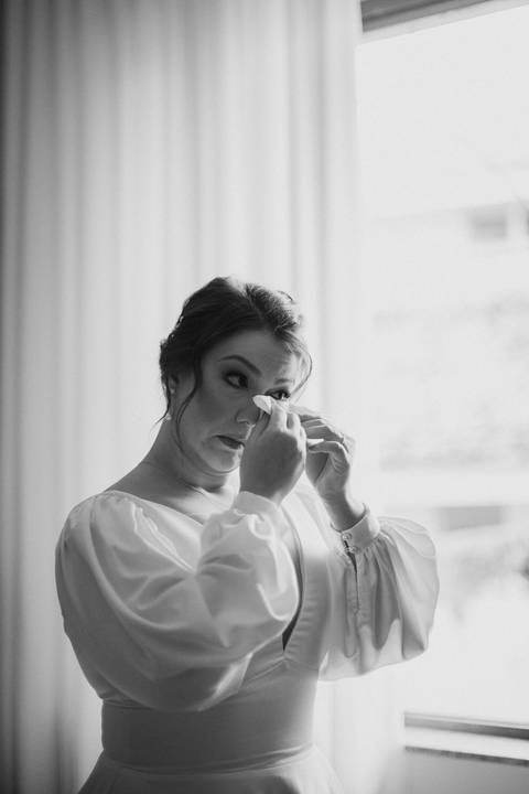 Noiva emocionada em seu making of'