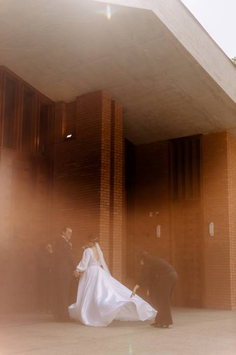 noiva com seu pai antes da sua entrada'