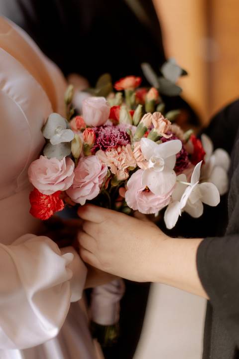 detalhes de um buque de noiva com flores delicadas em tons de rosa'
