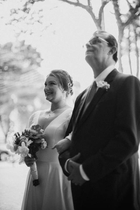 noiva com seu pai antes da sua entrada'