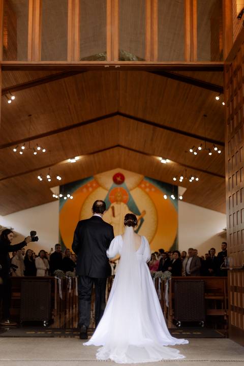 entrada da noiva em casamento na igreja'