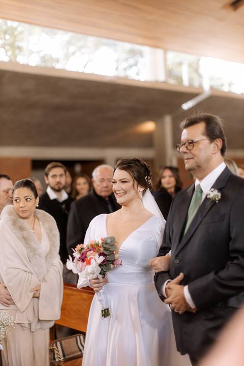 entrada da noiva em casamento na igreja'