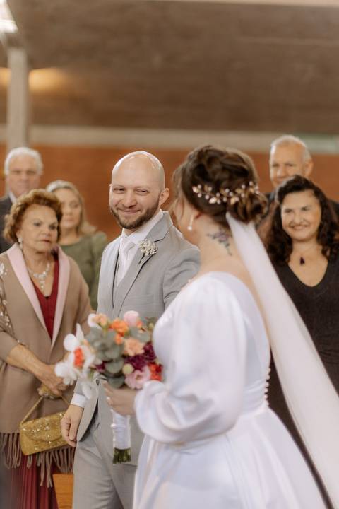 Noivos se encontrando na igreja'
