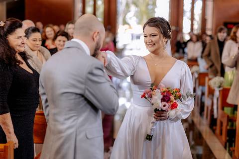 Noivos se encontrando na igreja'