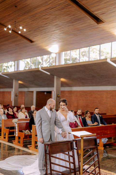 noiva emocionada em casamento na igreja '