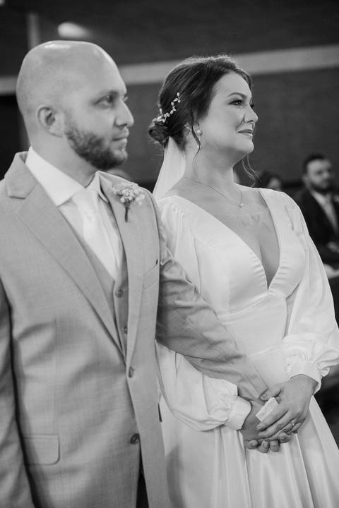 noiva emocionada em casamento na igreja '