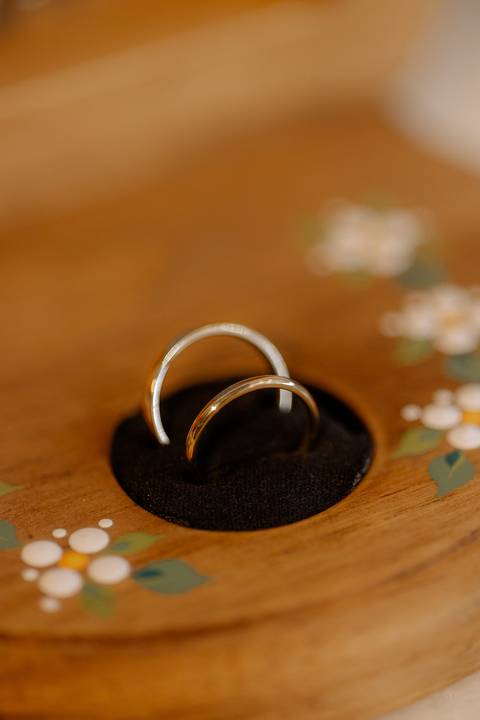 foto detalhista das alianças '