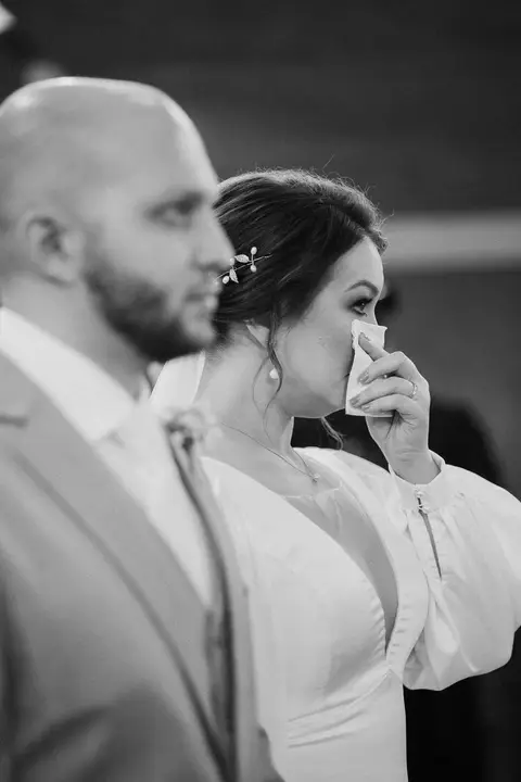 noiva emocionada em casamento na igreja'