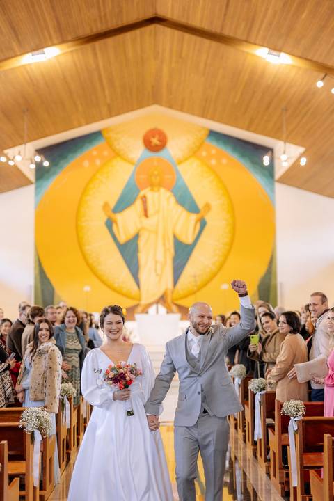 saida dos noivos em casamento na igreja'