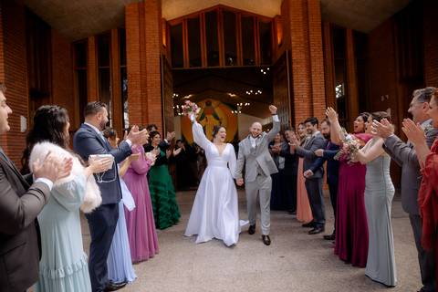 saida dos noivos com bolinha de sabão'