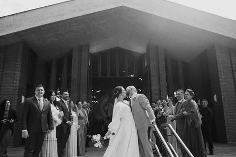 saida dos noivos com bolinha de sabão'