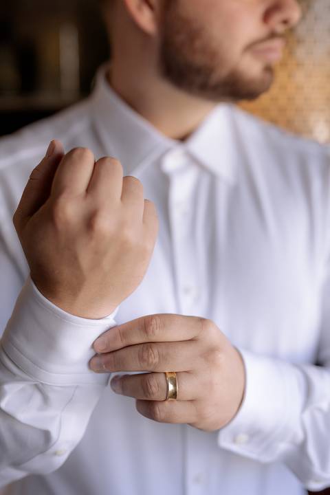 noivo se arrumando para o grande dia'