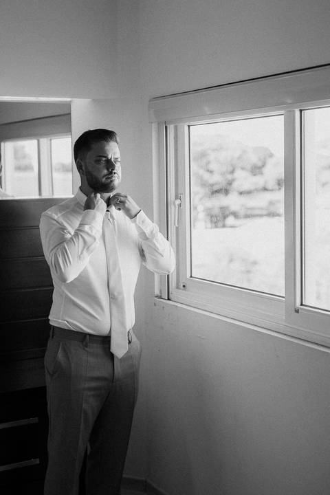 noivo se arrumando para o grande dia'